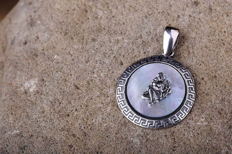 Эксклюзивная подвеска "Знаки зодиака - Дева" (чернение, перламутр) 13487 от ювелирного магазина Оникс - 1