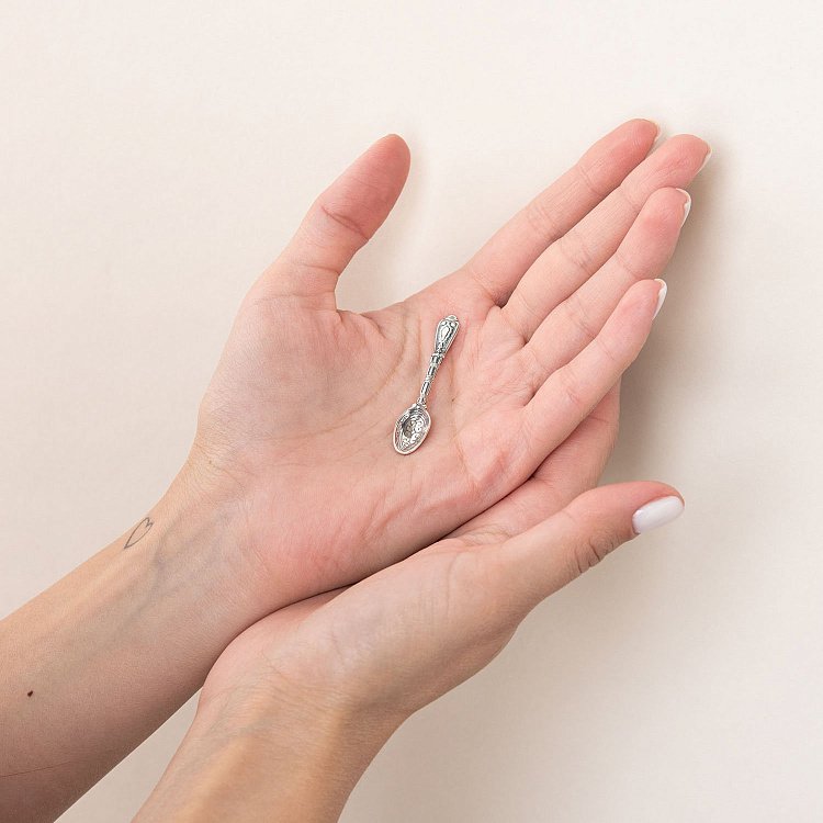 Серебряная сувенирная ложка с узором (чернение) 23481 от ювелирного магазина Оникс - 2