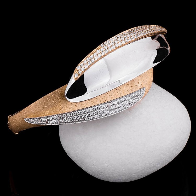 Жіночий браслет з жовтого і білого золота з фіанітами б00931 від ювелірного магазину Онікс