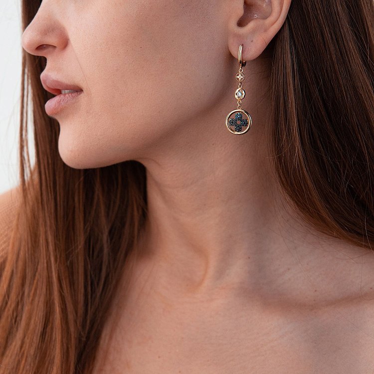 Золотые серьги "Клевер" с фианитами с04841 от ювелирного магазина Оникс - 1