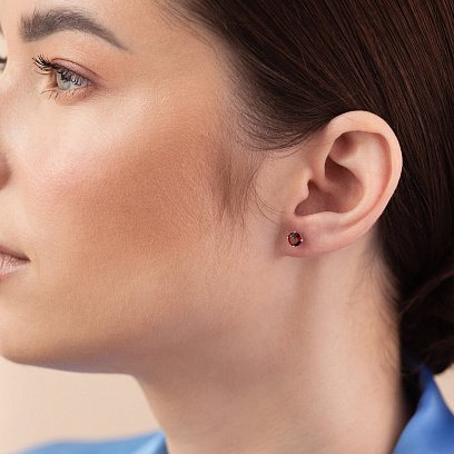 Золотые серьги - пусеты с пиропами с08411 №2