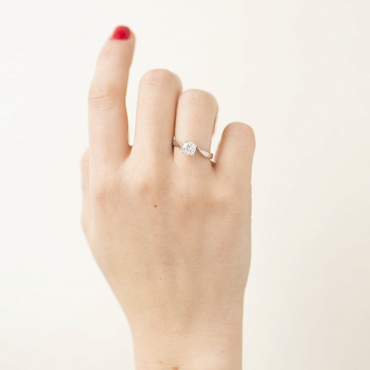 Срібна каблучка з фіанітом 11926 - 1 Срібна каблучка з фіанітом 11926 від ювелірного магазину Онікс - 1