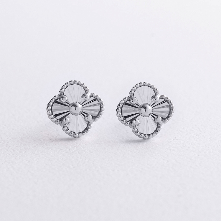 Cерьги - пусеты "Клевер" в белом золоте с09669 от ювелирного магазина Оникс