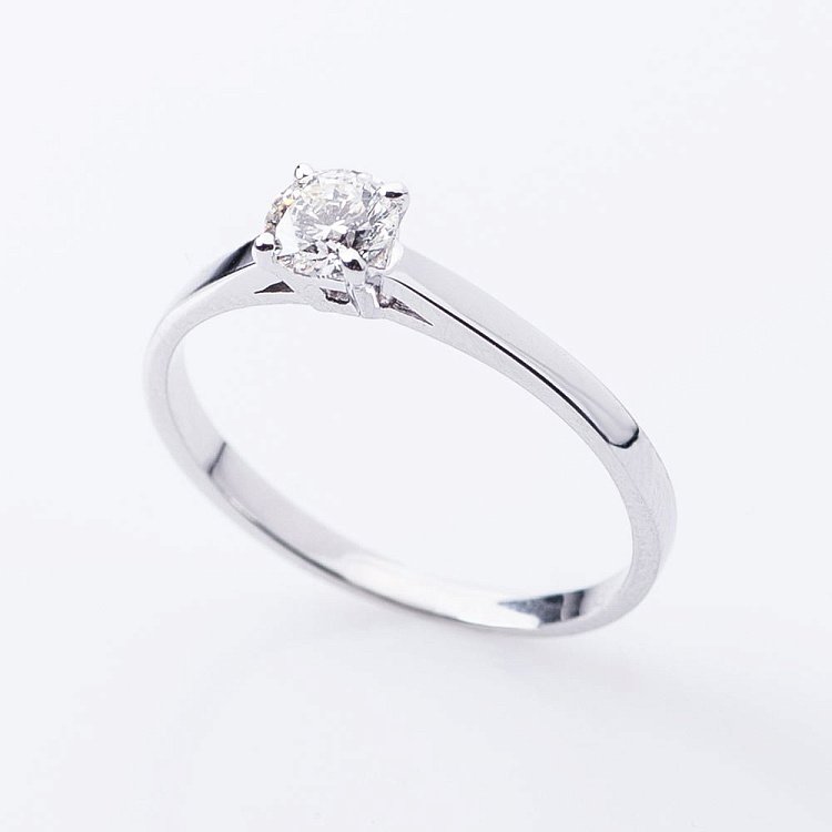 Золотое помолвочное кольцо с бриллиантом R0674б - 1 Золотое помолвочное кольцо с бриллиантом R0674б от ювелирного магазина Оникс - 1