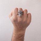 Серебряное мужское кольцо с черепом (чернение) 112190 от ювелирного магазина Оникс - 1