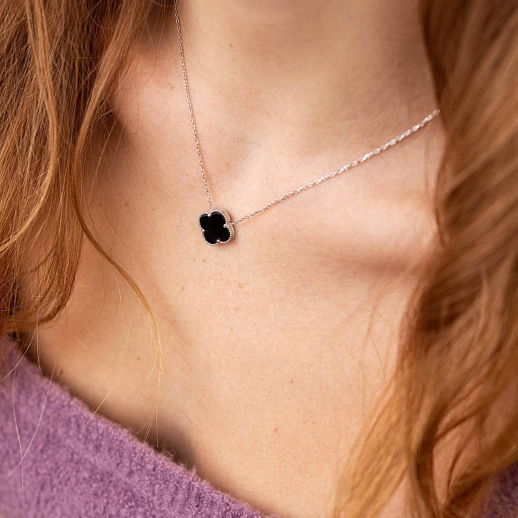 Серебряное колье "Клевер" с ониксом 18341 от ювелирного магазина Оникс - 1