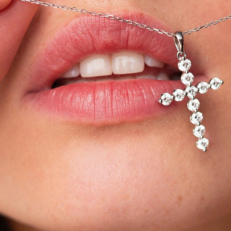 Хрестик у білому золоті з діамантами пб0288nl від ювелірного магазину Онікс - 1