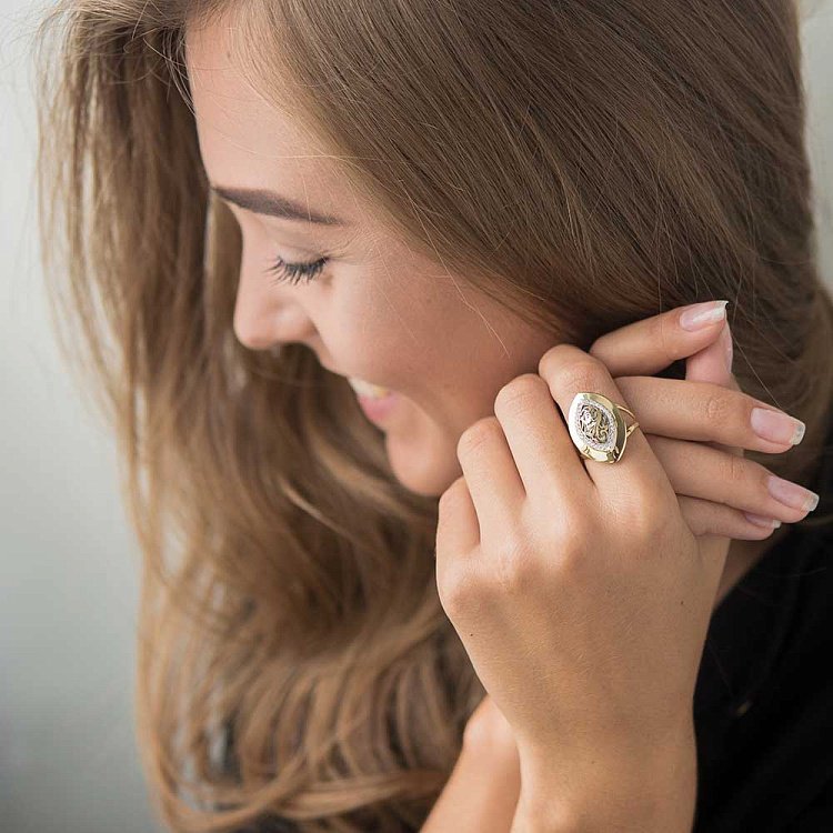 Золота каблучка з фіанітами к03529 від ювелірного магазину Онікс