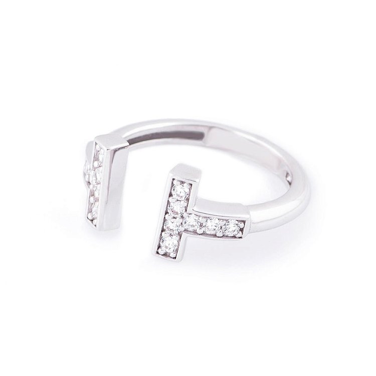 Золотое кольцо с фианитами "Т" к05192 от ювелирного магазина Оникс