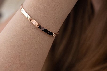 Чем так особен браслет в стиле Cartier Love? Подбираем для себя стильное украшение с особым значением