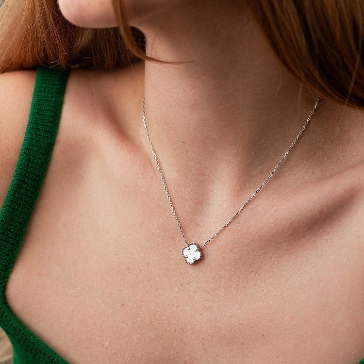 Серебряное колье "Клевер" с перламутром 181300 от ювелирного магазина Оникс - 1