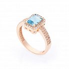 Золотое кольцо с голубым топазом и фианитами к04636 от ювелирного магазина Оникс