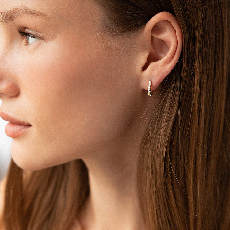 Сережки - кільця з фіанітами (жовте золото) с09172 від ювелірного магазину Онікс - 1