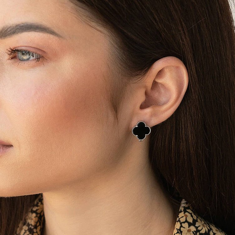 Срібні сережки "Конюшина" з оніксом 122112 від ювелірного магазину Онікс