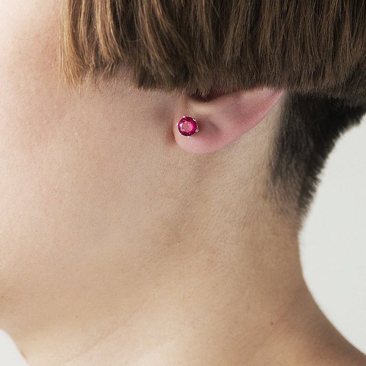 Серебряные серьги-гвоздики с корундом рубином нано 6 мм 121977 от ювелирного магазина Оникс - 3