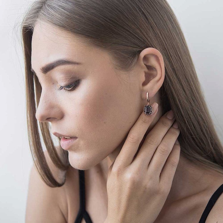 Золотые серьги с пиропом (гранатом) с04162 от ювелирного магазина Оникс - 4