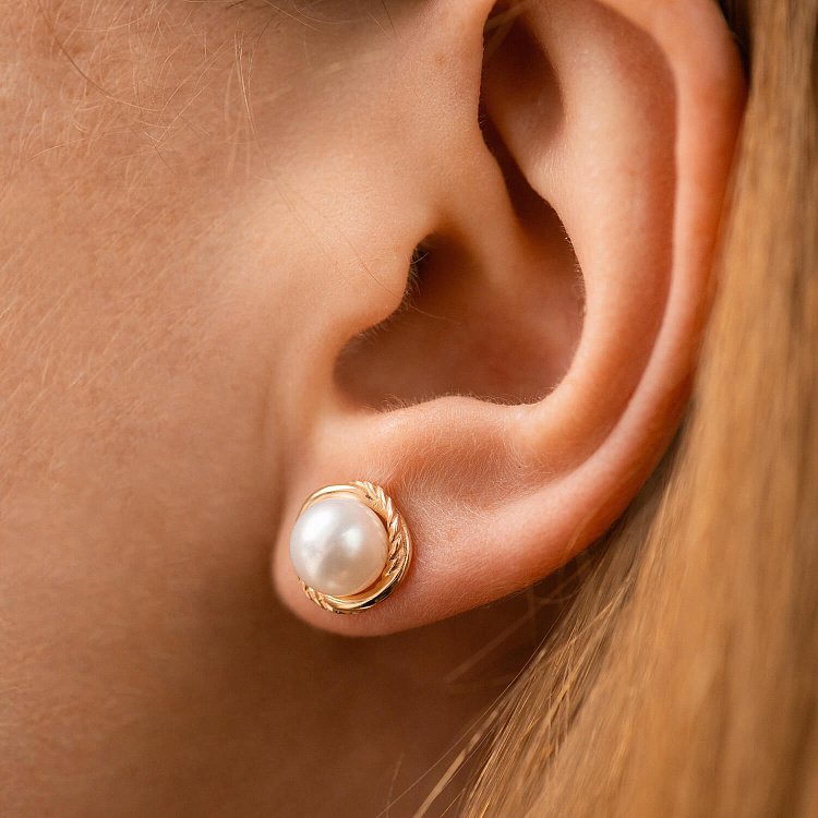 Золотые серьги - пусеты с жемчугом с09105 от ювелирного магазина Оникс - 3