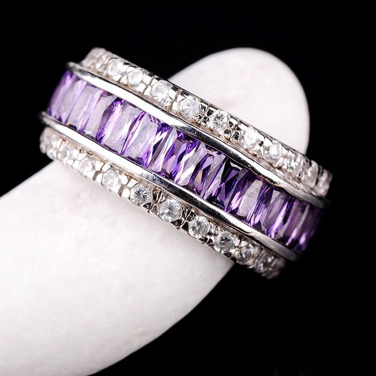 Срібний перстень з бузковими фіанітами (родій) 11750 від ювелірного магазину Онікс - 1