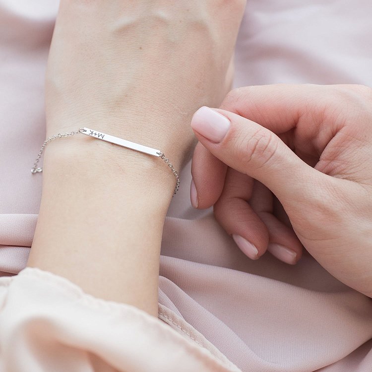 Серебряный браслет с гравировкой "Твоя история" 141448т от ювелирного магазина Оникс - 1