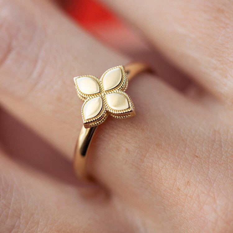 Кольцо "Клевер" в желтом золоте к07534 от ювелирного магазина Оникс - 1