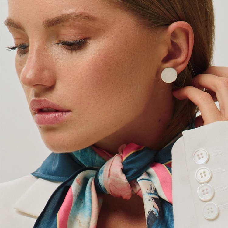 Серебряные серьги-пусеты "Круг" (блестящие) 122513 от ювелирного магазина Оникс