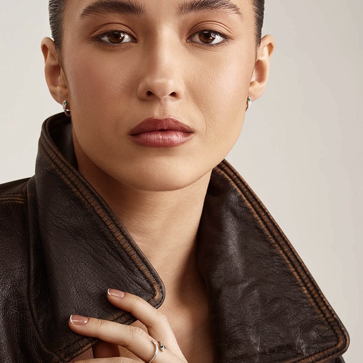 Золотые серьги "Змеи" с бриллиантами и изумрудами сб0434ca от ювелирного магазина Оникс - 1