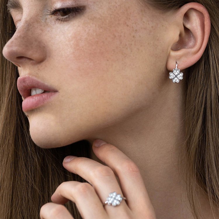 Серебряное кольцо "Клевер" (фианит) 112541 от ювелирного магазина Оникс - 1