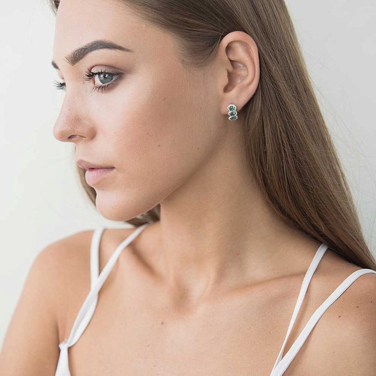 Золотые серьги с бриллиантами и изумрудами сб02762 от ювелирного магазина Оникс - 3