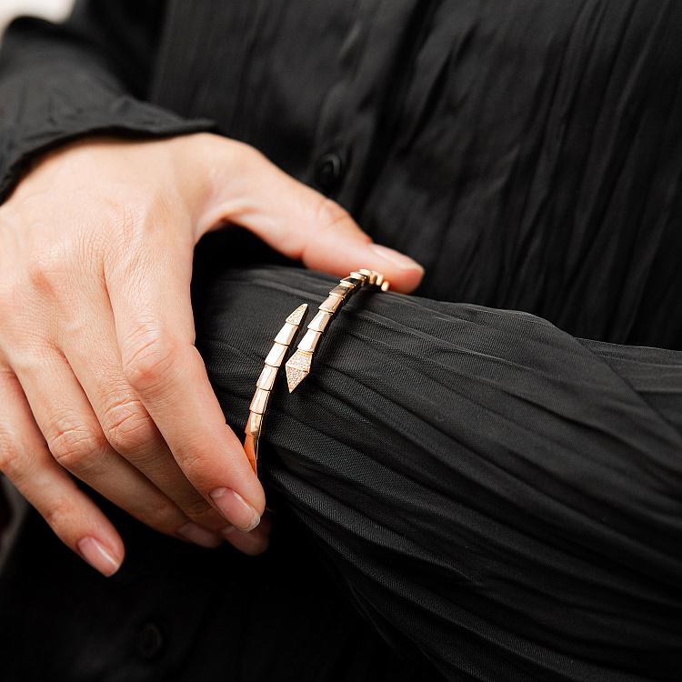 Жесткий браслет "Змея" в красном золоте (фианиты) б05493 от ювелирного магазина Оникс - 1