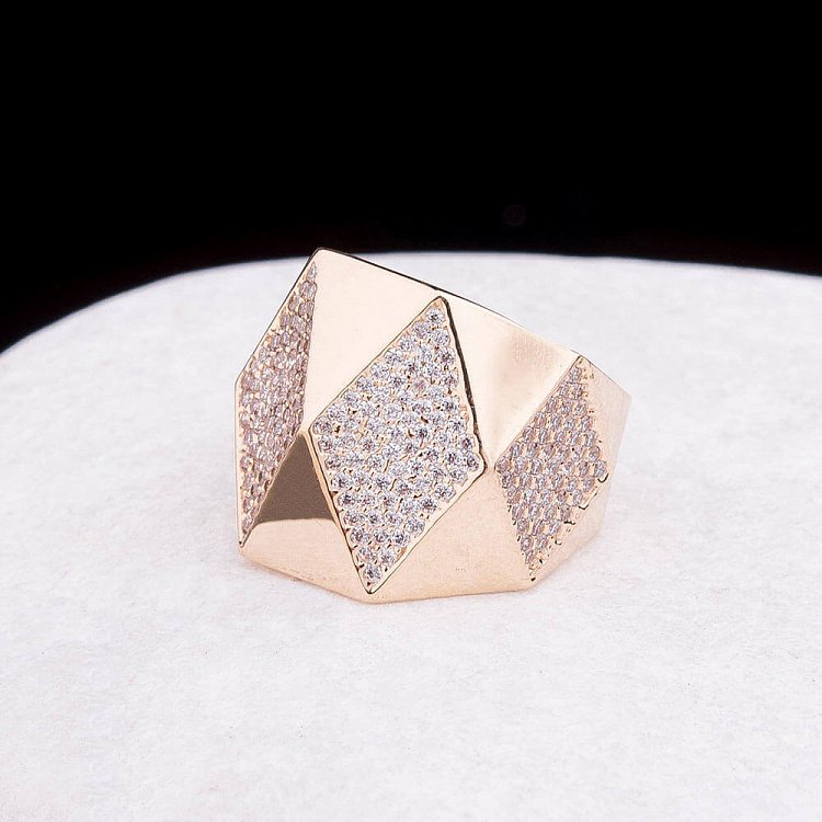 Золота каблучка з фіанітами к04320 від ювелірного магазину Онікс - 2