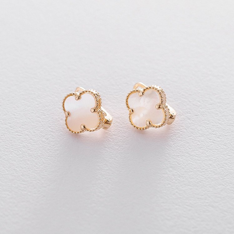 Сережки з жовтого золота "Клевер" з перламутром с05061 від ювелірного магазину Онікс