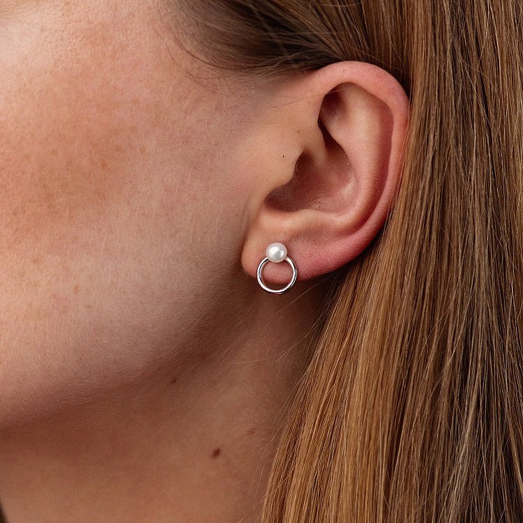 Серебряные серьги-пусеты "Круговорот" с жемчугом 123277 от ювелирного магазина Оникс - 8