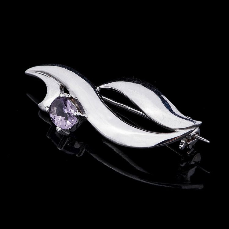 Серебряная брошь (аметист) а16065 от ювелирного магазина Оникс