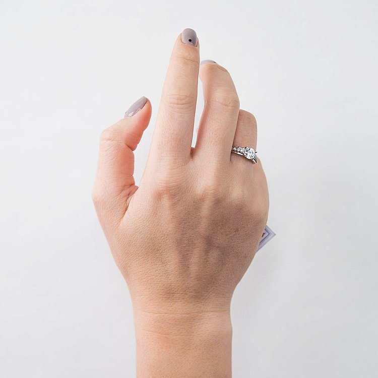 Срібний перстень з фіанітами (родій) 111358 від ювелірного магазину Онікс - 1