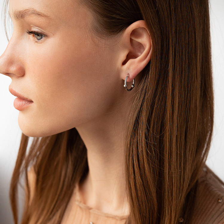 Серьги - кольца "Bamboo" в белом золоте с09110 от ювелирного магазина Оникс - 1