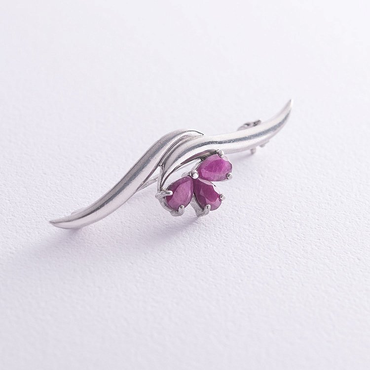 Серебряная брошь с рубинами 16062 от ювелирного магазина Оникс