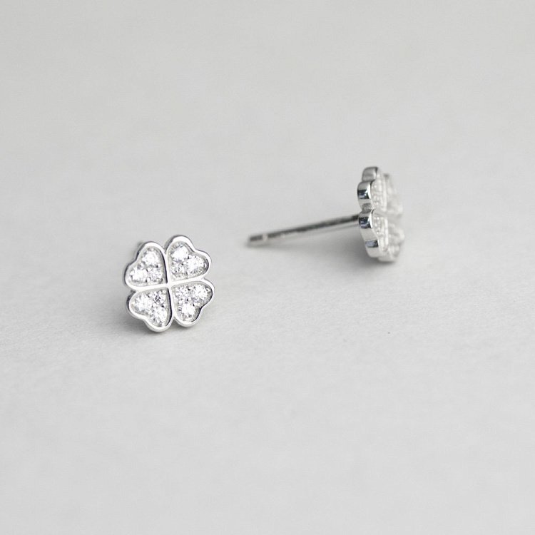 Серебряные серьги-пусеты "Клевер" с фианитами 122353 от ювелирного магазина Оникс - 1