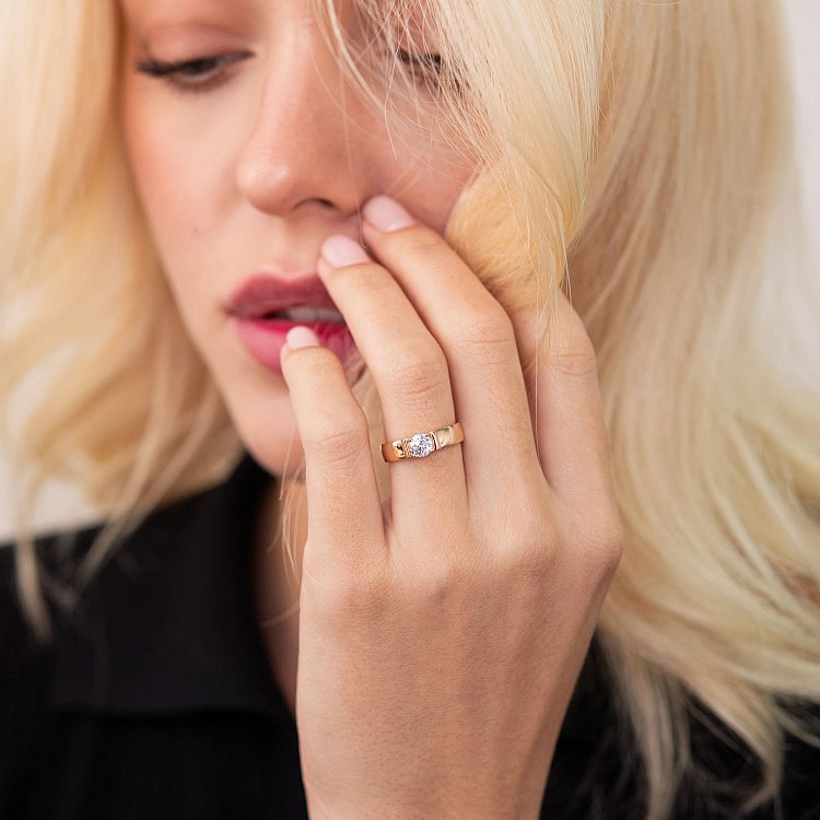 Золота каблучка з фіанітами к06386 від ювелірного магазину Онікс - 1