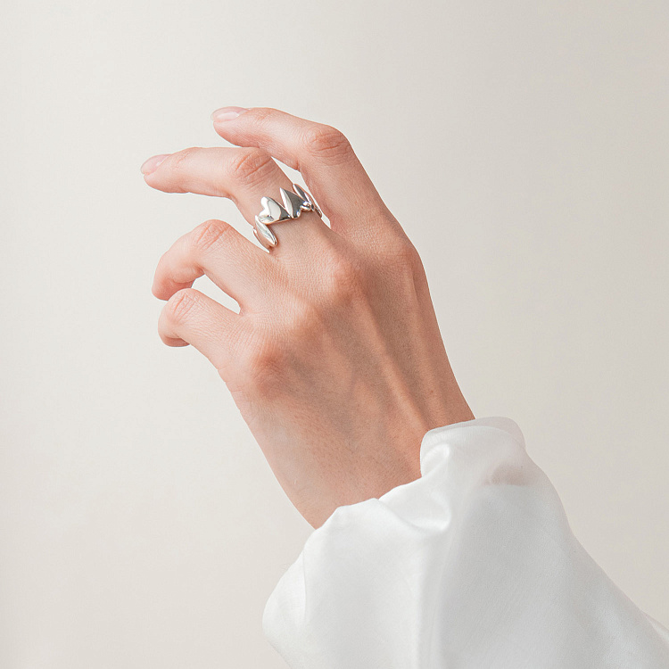 Срібна каблучка "Сердечки" 7255 від ювелірного магазину Онікс