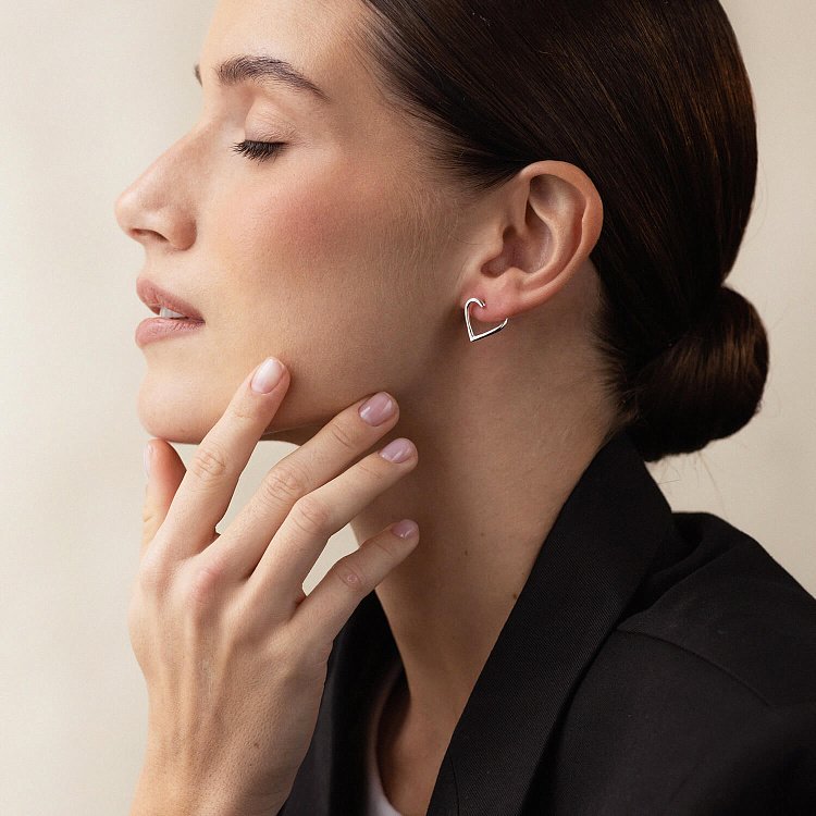 Серьги - пусеты "Сердечки" в серебре 123279 от ювелирного магазина Оникс - 4