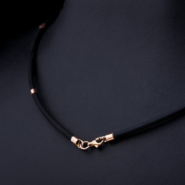 Каучуковый шнурок с золотыми вставками кол01013 от ювелирного магазина Оникс - 2