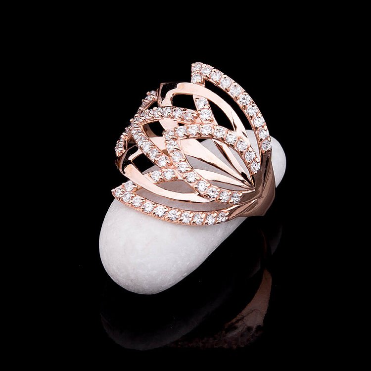 Золотое кольцо с фианитами к01653 от ювелирного магазина Оникс