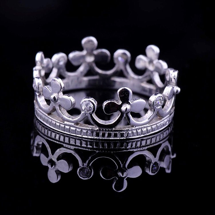 Жіноча каблучка "Корона" з білого золота з фіанітами к03420 від ювелірного магазину Онікс - 1