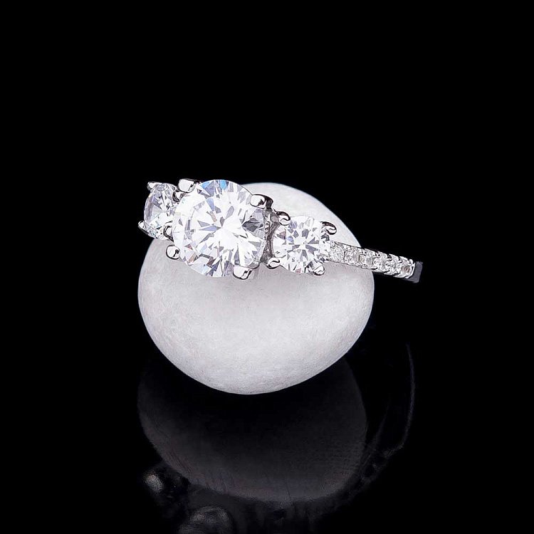 Серебряное кольцо с фианитами 111833 от ювелирного магазина Оникс