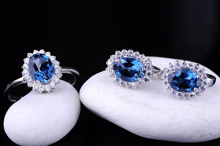 Женское кольцо "Лондон голубой топаз" (фианиты) 111467 от ювелирного магазина Оникс - 1