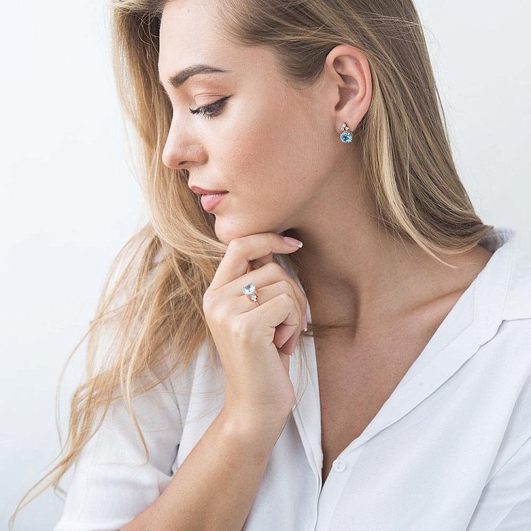 Золотое кольцо с голубым топазом и фианитами к03057 от ювелирного магазина Оникс - 5