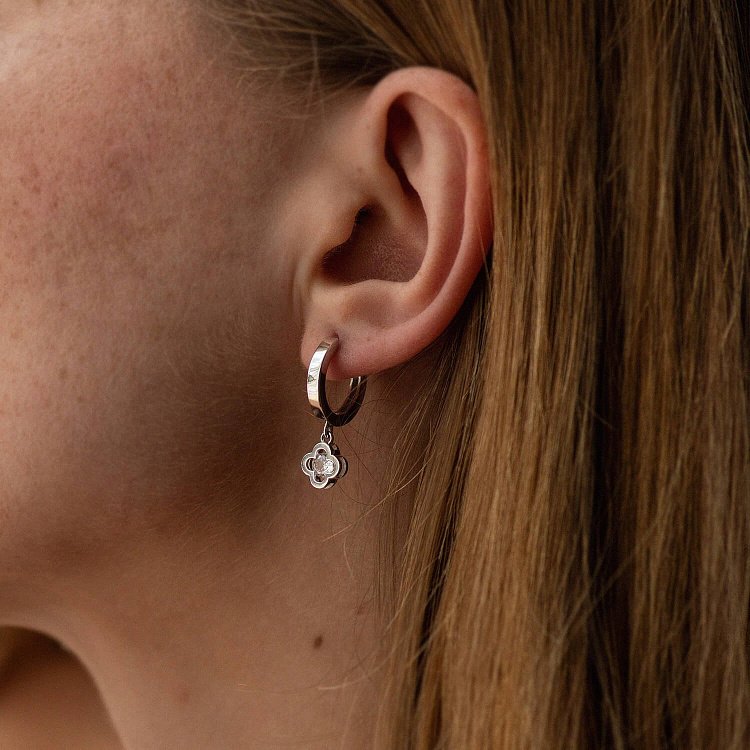 Срібні сережки - кільця "Конюшина" (фіаніти) OR124010 від ювелірного магазину Онікс - 1