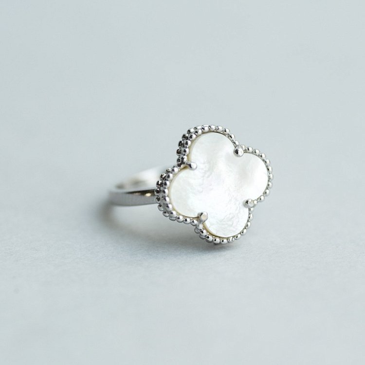 Срібна каблучка ""Конюшина"" з перламутром 111626 від ювелірного магазину Онікс - 6