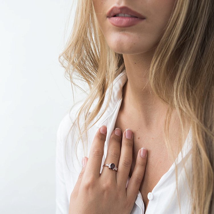 Золота каблучка з піропом і фіанітами к05081 від ювелірного магазину Онікс - 7