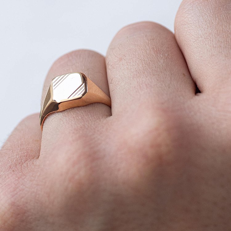 Мужская золотая печатка к08228 от ювелирного магазина Оникс - 1